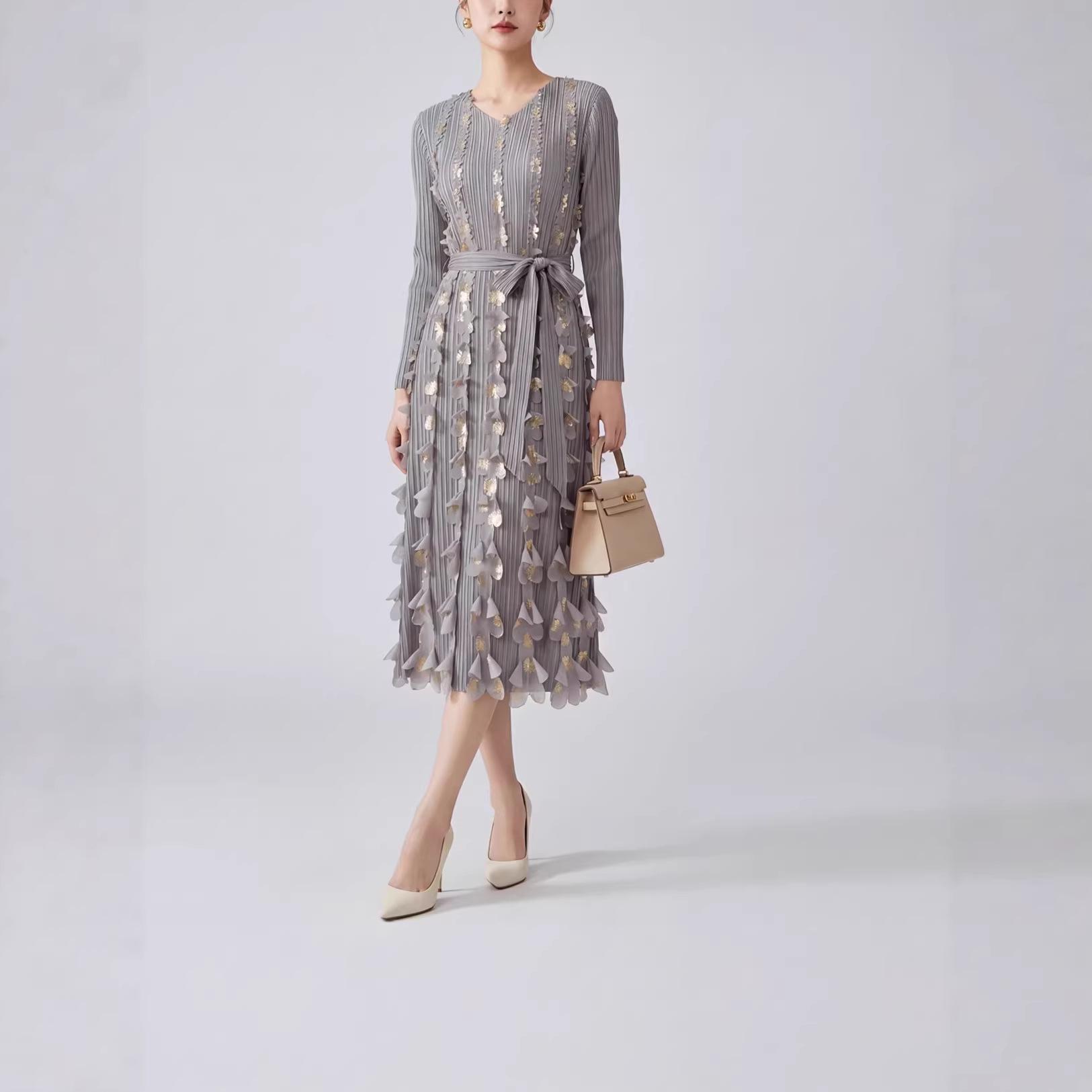 

Elegant V-Neck Midi Dress with Textured Wrinkles and 3D Petal Stamping One Size серый