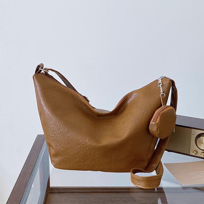 

Модная женская сумка-тоут большого объема из мягкой кожи, корейская версия, для поездок на работу, на плечо, женская, новая коллекция весна 2025, универсальная сумка-тоут в стиле инс коричневый