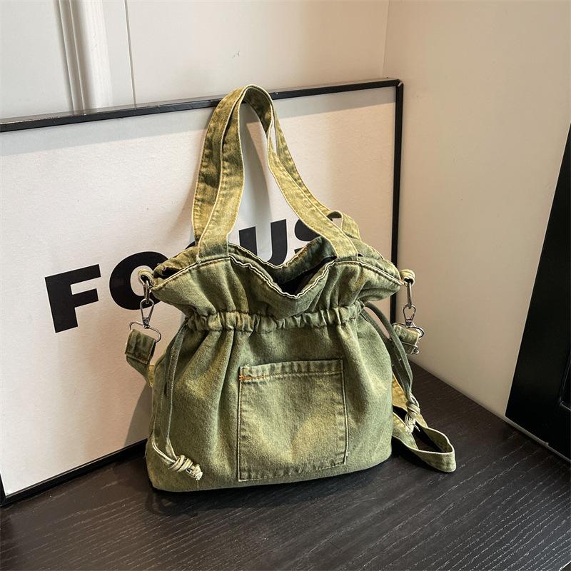 

Джинсовая сумка женская 2025 новая литературная сумка-ведро с кулиской, простая и универсальная на плечо/мессенджер зелёный