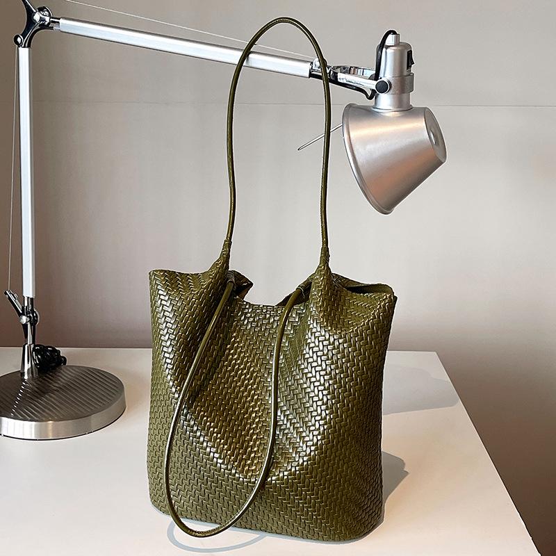 Popular Women's Large Capacity Mother-Child Tote - High-End Woven Texture Single Shoulder Bag for Commute and Shopping.