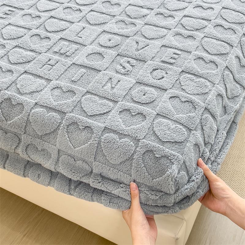 Hřejivé sametové prostěradlo s gumou, chránič matrace s motivem srdce, taftové přehozy na jednolůžko/dvoulůžko