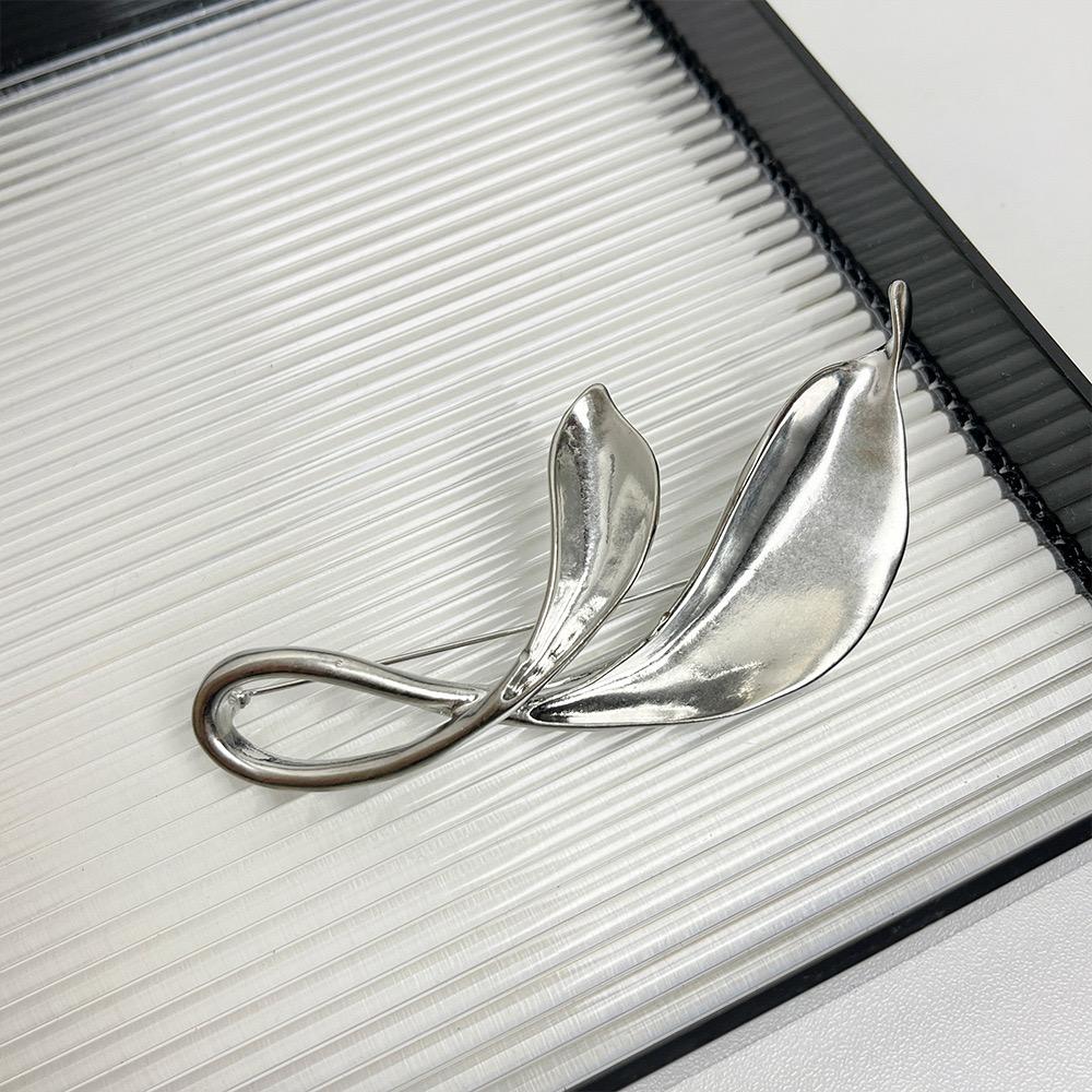 European And American Frosted Metal Folded Leaf Brooch Fashion Design Sense Exquisite Women Accessories Gift 2025