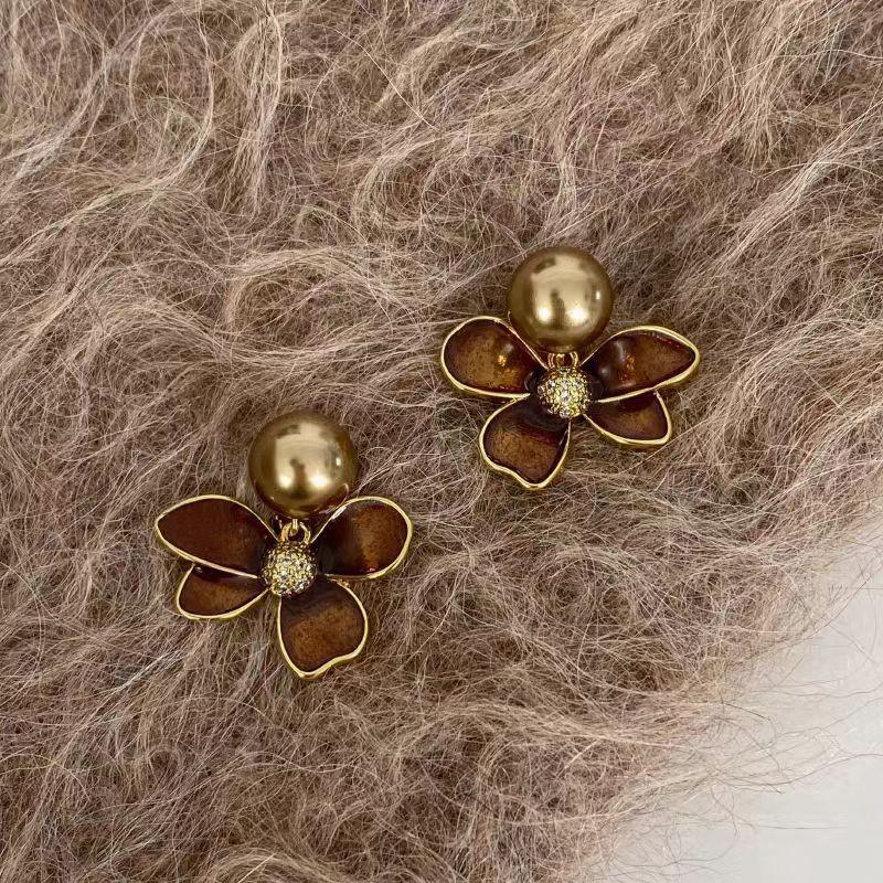 Vintage Metal Pearl Flower Drop Earrings for Women Exquisite Brown Drip Oil Irregular Petal Temperament Earrings Wedding Zircon