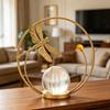 Sfera di Cristallo Finta con Supporto Dorato in Metallo Scultura Moderna Foglia/Farfalla/Libellula con Sfera di Vetro per Scaffale Tavolino Mobile TV Scrivania Ufficio