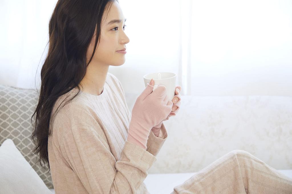 Nelne Sleep Supervised by Sleep Environment Planner Miho with Silk on the Skin Side in Restful Hand Silk and Beauty Gloves Gloves, Mitsuhashi, [Made