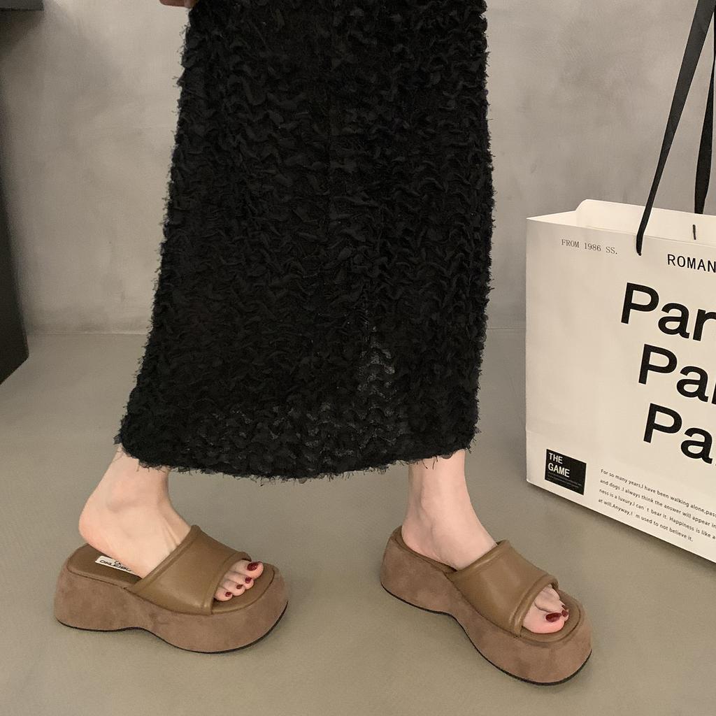 Small People Gain Height, Thick-soled Cool Slippers, and Women's Shoes Wear Black Muffin-soled One-word Slippers.