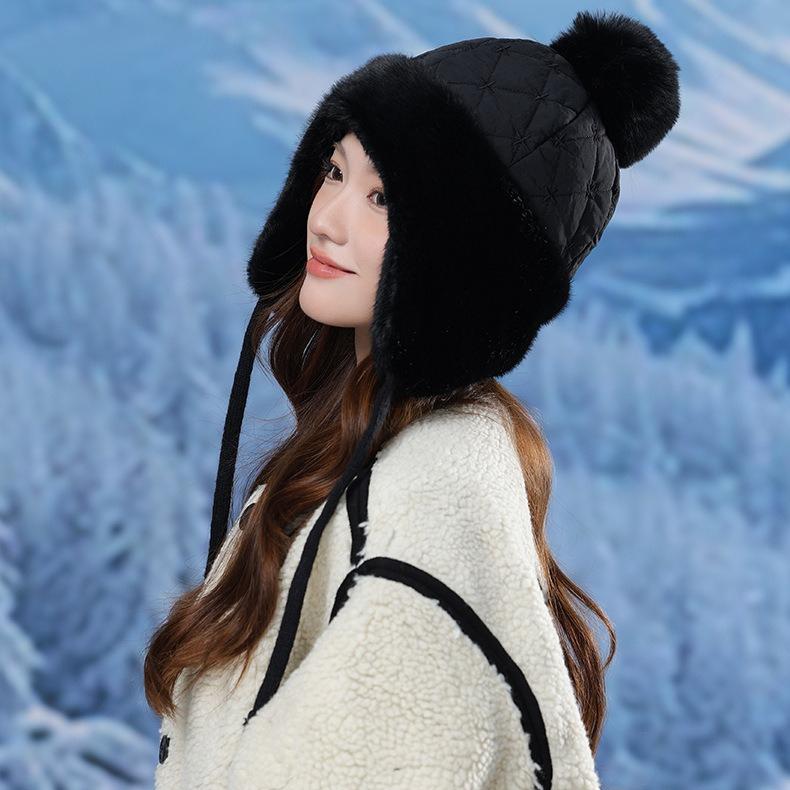 Módní klobouk Dámský Podzimní a Zimní Teplý Větruodolný Ochrana Uší Klobouk Lei Feng Vlasová bambulka Zesílený Nadýchaný Klobouk