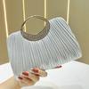 Borsa da sera a pochette classica con design plissettato e catena per eventi formali