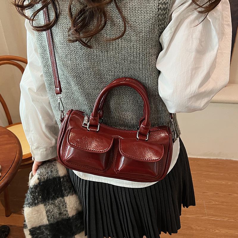 

Сумка Женская 2025 Новая Большая Вместимость Коричневая Ретро Боулинг Ручная На Плечо 23*7*11 красный