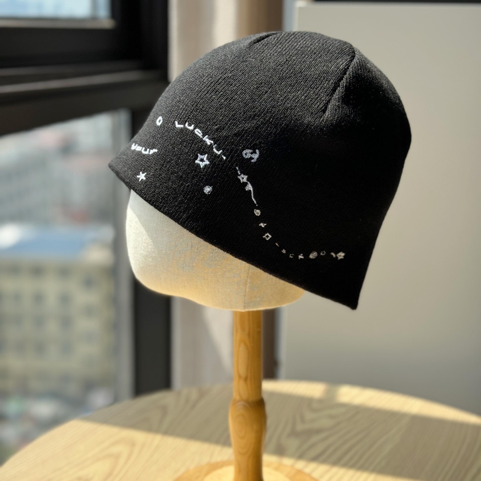 

The new matching hat features a sweet and cool design for teenage girls, with star embroidery and knitted fabric. It s a simple and versatile beanie Adult54-60Average Size чёрный