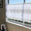 INTERIX Gestickte Spitzengardine für kleine Fenster, 100cm breit x 90cm hoch, Gänseblümchen, Hergestellt in Japan, Lang, Design, Silber, CF6-100-90,
