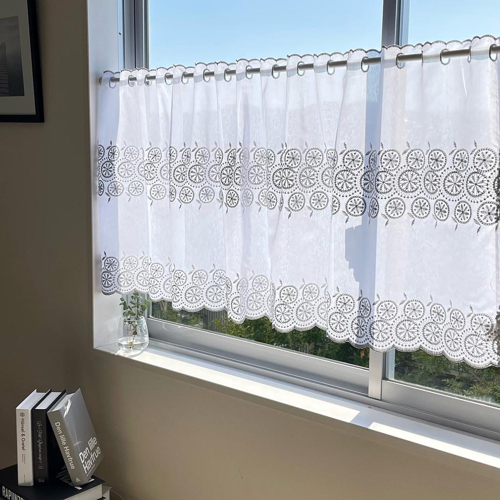 INTERIX Gestickte Spitzengardine für kleine Fenster, 100cm breit x 90cm hoch, Gänseblümchen, Hergestellt in Japan, Lang, Design, Silber, CF6-100-90,