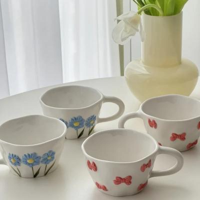Tasses à Café Relief Dessinées à la Main 250ml Tasses en Céramique Irrégulières Pincées à la Main Tasse à Eau Marguerite Mug Petit Déjeuner Croissant Flocons d'Avoine Rose