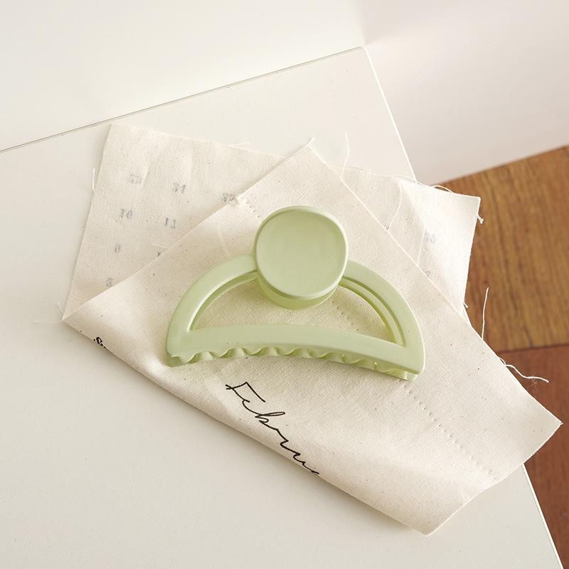 Versatile Cream Claw Hair Clip: Sweet Spring Accessory for Girls and Updos