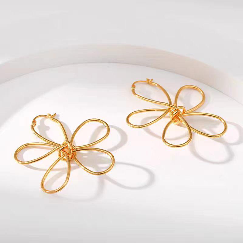 

Elegant Hollow Line Flower Ear Cuffs: Simple, Exquisite Fashion Jewelry for Women