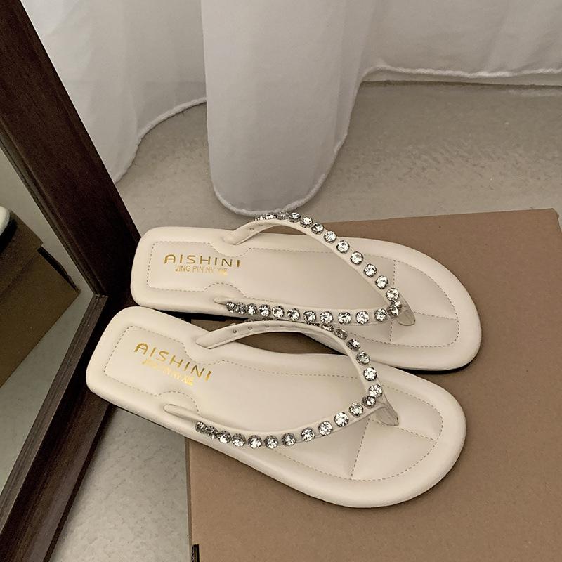 Fashion and Lightweight Internet Celebrity Explosion Flat Bottom Flip-flops Women 2025 New Summer Wear Non-slip Silver Cool Slippers