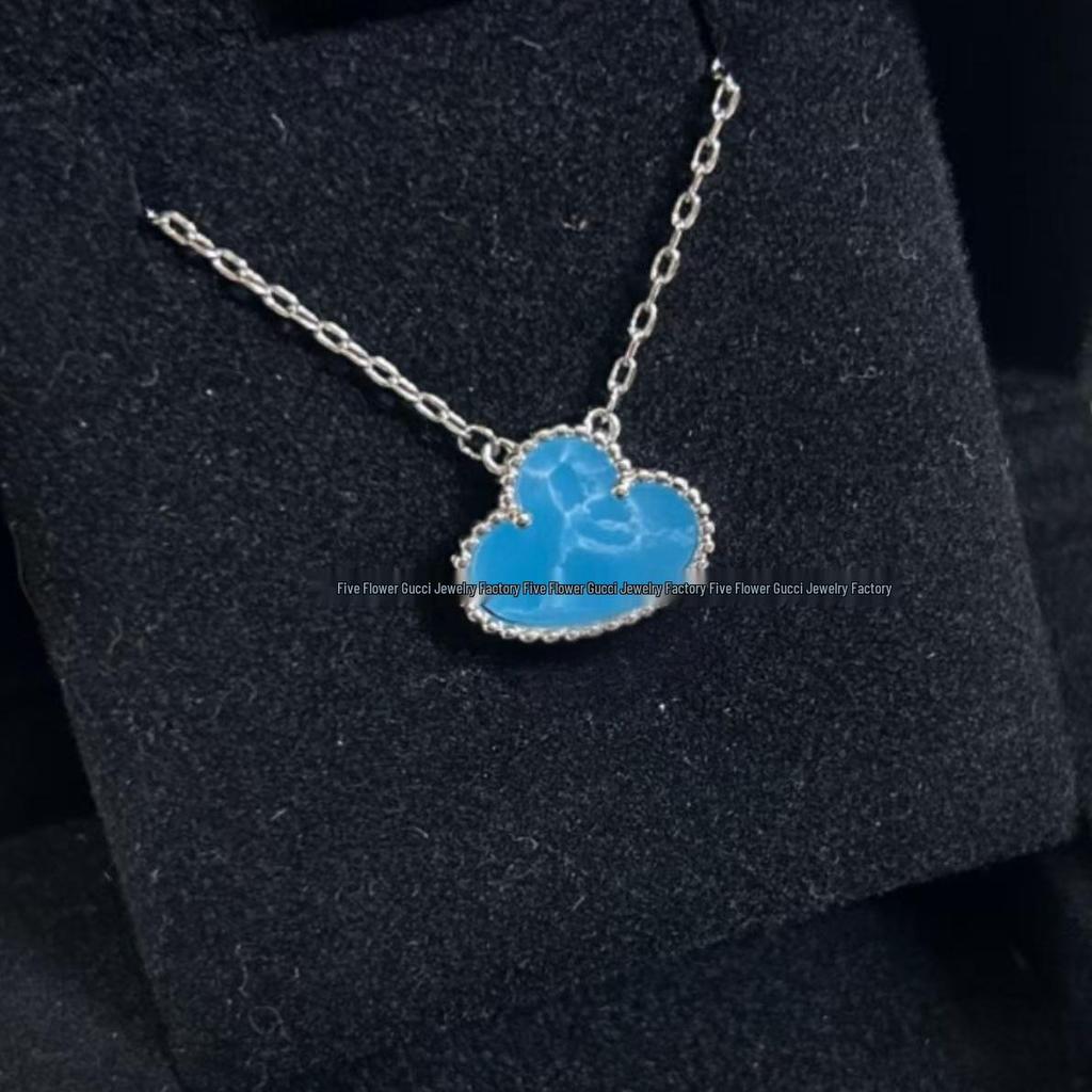 Náhrdelník Van Cleef se čtyřlístkem: Zlatý přívěsek pro ženy s pětilistým designem, bílou perletí, červeným achátem a diamantem.