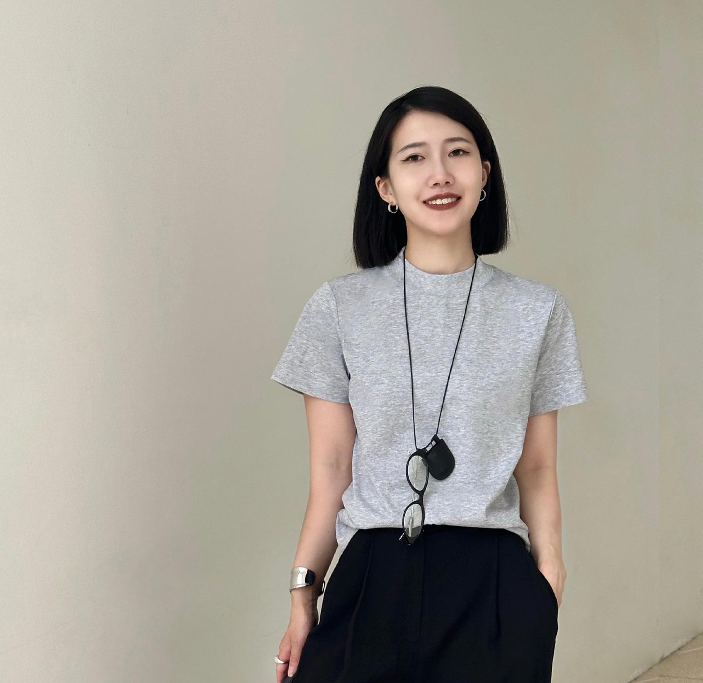 

Women s Minimalist Short-Sleeve Round Neck T-Shirt with Back Seam and Loose Old Money Style L (Recommended 115-145 lbs) сірий колір