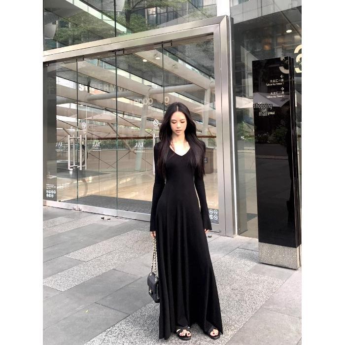 Women s Apricot V-Neck Long Knit Dress - Slim Fit, Waist-Cinching A-Line Skirt with Long Sleeves for Spring M
