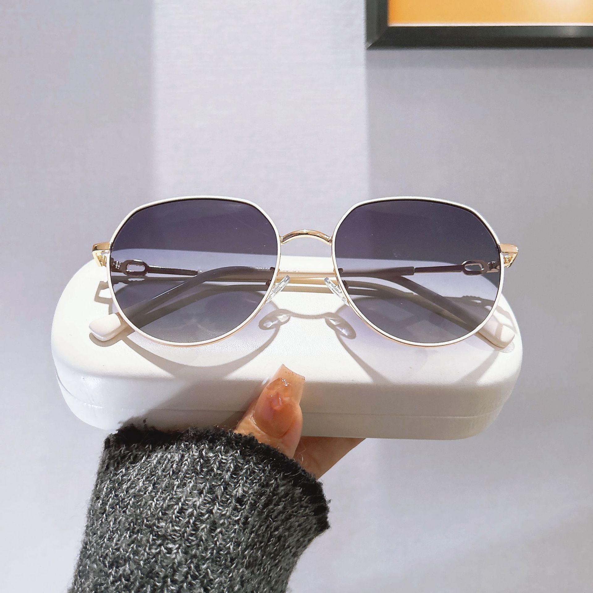 

Элегантные женские поляризационные солнцезащитные очки: Круглая металлическая оправа, акценты из страз, защита от УФ-лучей, шикарный стиль