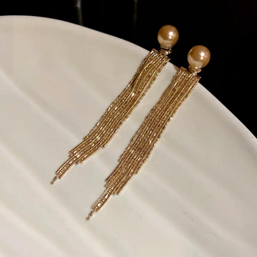 

European and American silver needle pearl fringed earrings niche simple fashion stud earrings light luxury high-end temperament earrings women