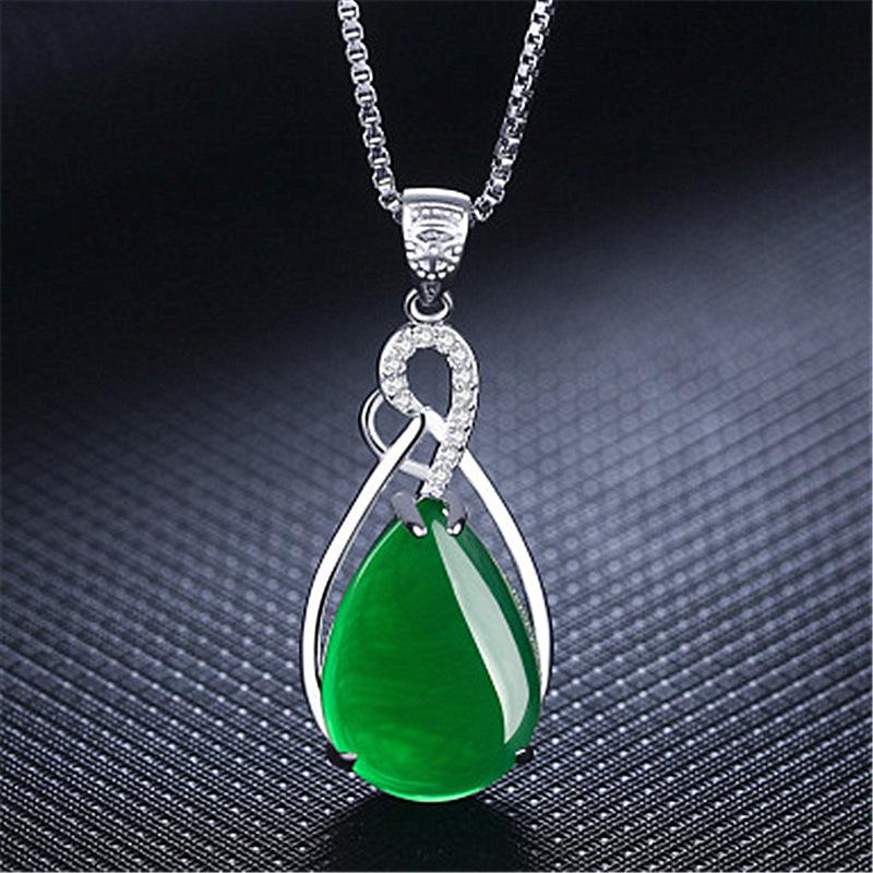 Halskette mit Anhänger in Herzform im koreanischen Stil, platiniert und mit rotem und grünem Achat eingelegt