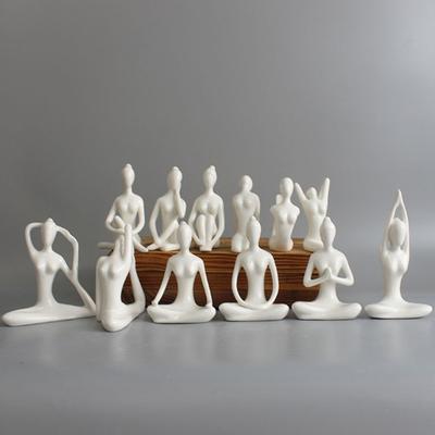 Kreativní ručně vyráběná zjednodušená keramická buddhistická figurka na jógu pro držení těla v obývacím pokoji