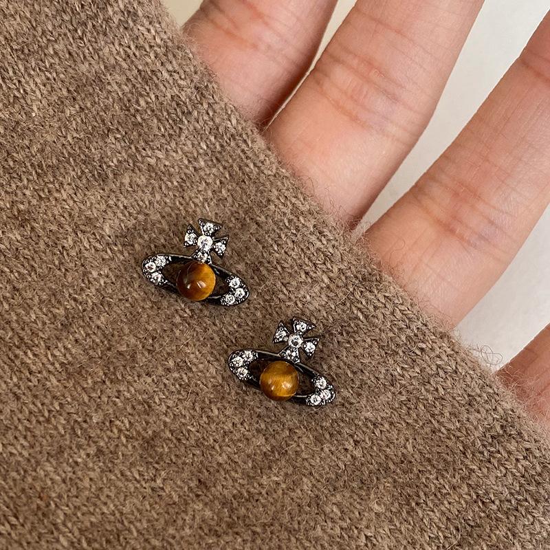 Серьги-гвоздики Сатурн из камня тигровый глаз, индивидуальный дизайн, нишевые серьги, легкий люксовый темперамент, серьги, серьги.