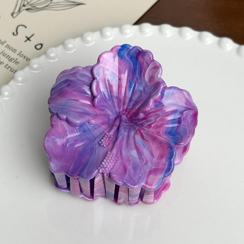 

Отличительный аксессуар для волос Doris, красиво выполненный зажим-краб для волос в виде цветка яйца с мраморным узором для женщин Purple7.1cm