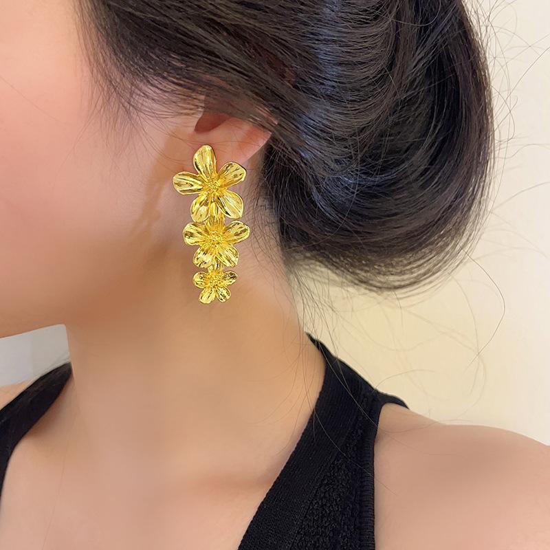 Exaggerated Three Flowers Metal Golden Pendant Earring for Women Sweet Zircon Wholesale Accessory Girlfriend Gift