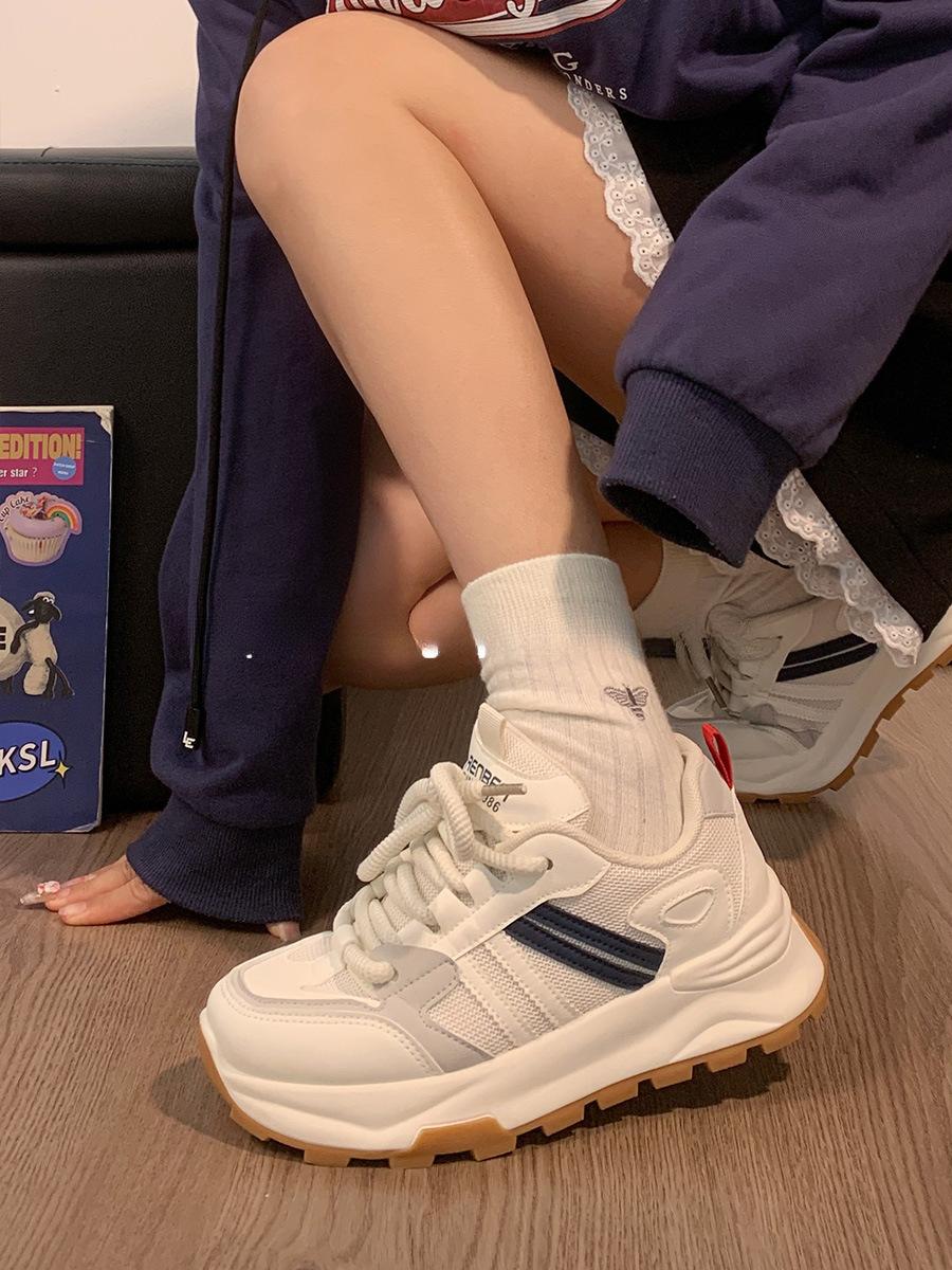 

2 New soft-soled sports little white shoes women s original design sense versatile breathable couple dad shoes 44