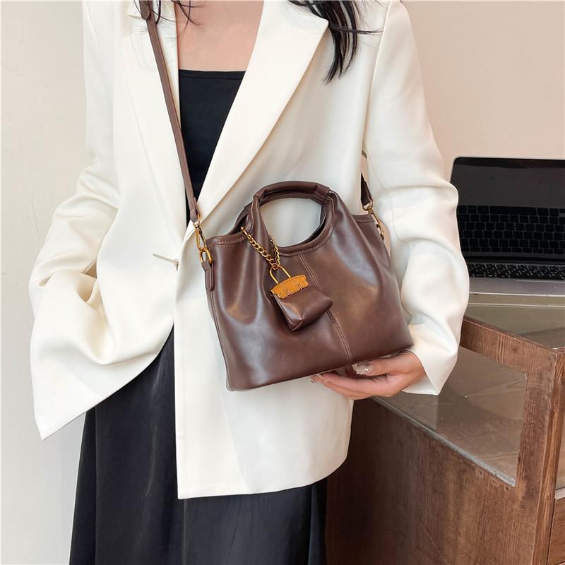 Retro niche handbag bag women's new high-end commuting large-capacity shoulder messenger bag mother and child bag