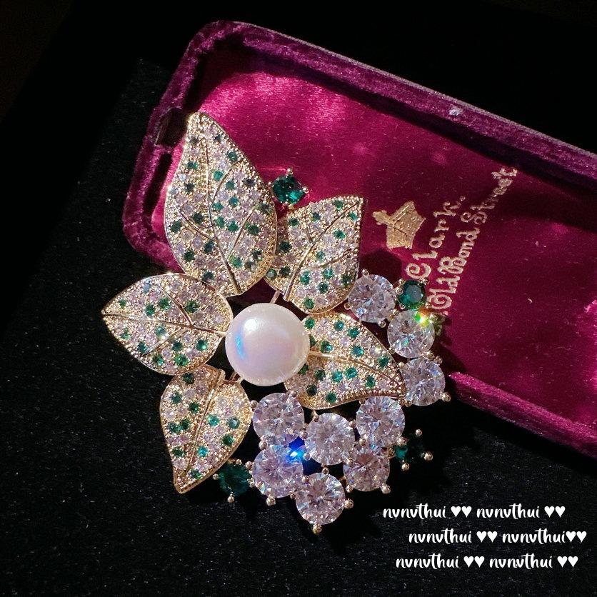 

Брошь из чайного золота с бабочкой и винтажным покрытием из 18-каратного золотого василька с цирконом