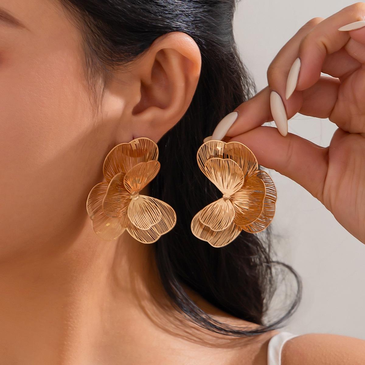 

High-End Ginkgo Leaf Stud Earrings - Fashionable Metal Petal Design for Evening Banquets