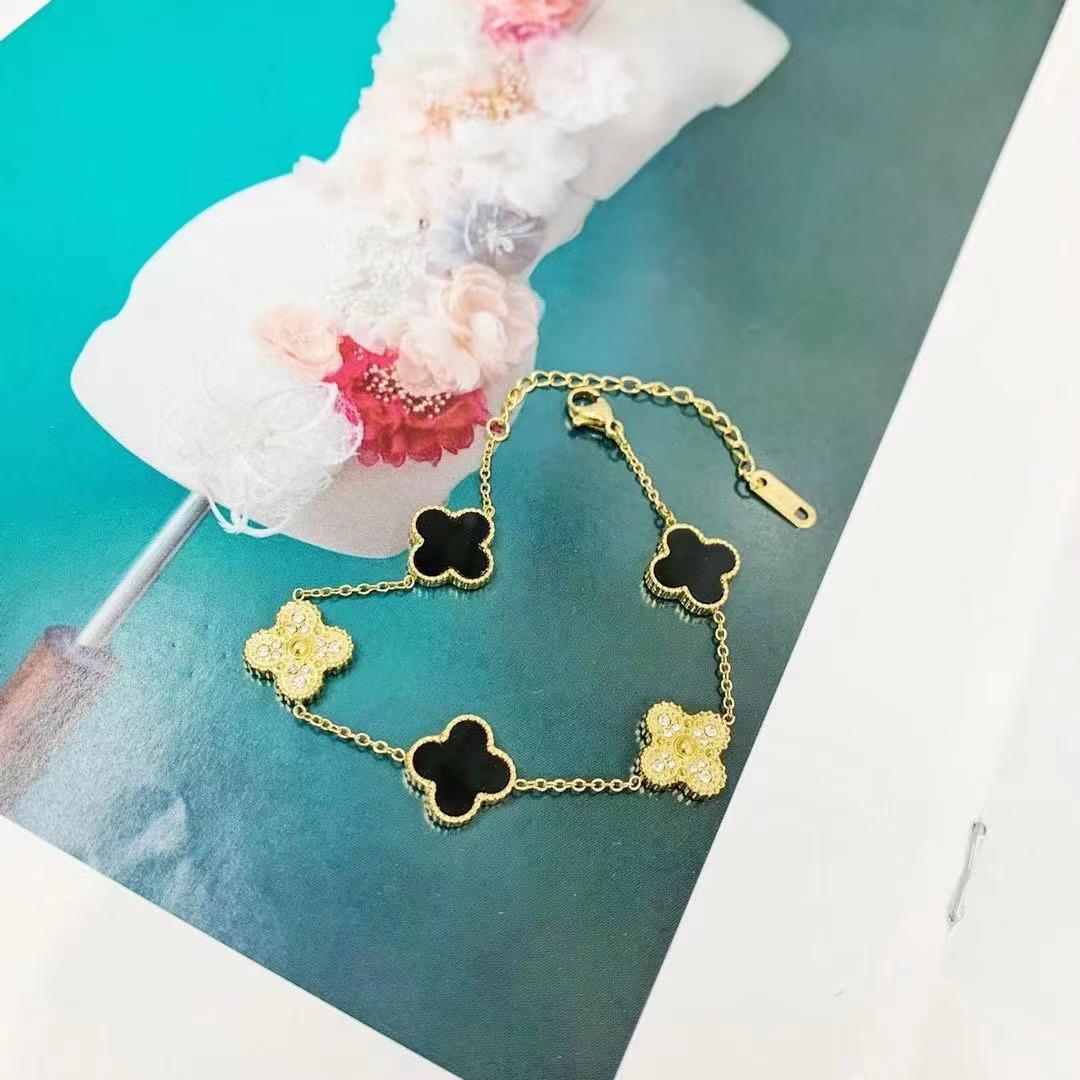 

Браслет из титановой стали с позолотой 18 карат с четырехлистным клевером и пятью цветками - Прочные, модные украшения для женщин