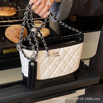 2025 New Xiaoxiangfeng One-shoulder Oblique Span Bag Fashion Rhombus Chain Bucket Bag Women's Tide Commuter Premium Sense Women's Bag