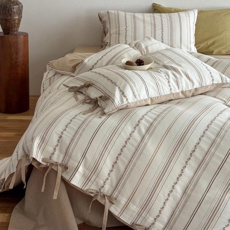 

Four-Piece Washed Cotton Bedding Set with Cut-out Pattern and Tie-Up Duvet Cover 1.5m Flat Set