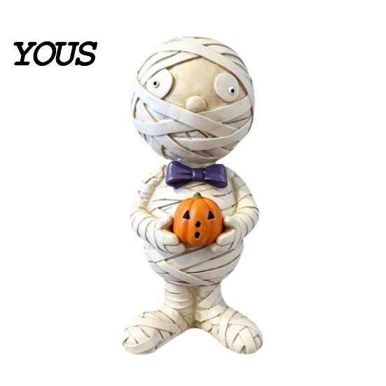 Texture Zombie Mummy Holding Pumpkin Halloween Decoration, Spooky Resin Decoration Desktop Figurine for Indoor Shelf, Tiered Tray Decor Bow Tie