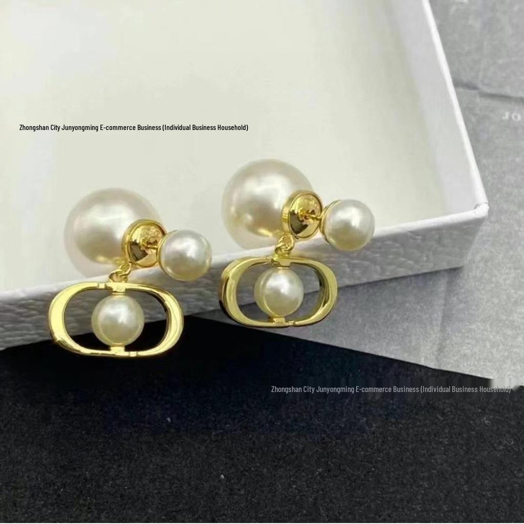 Elegante minimalistische Ohrstecker aus 925er Silber mit Perlen und D-Buchstaben-Design