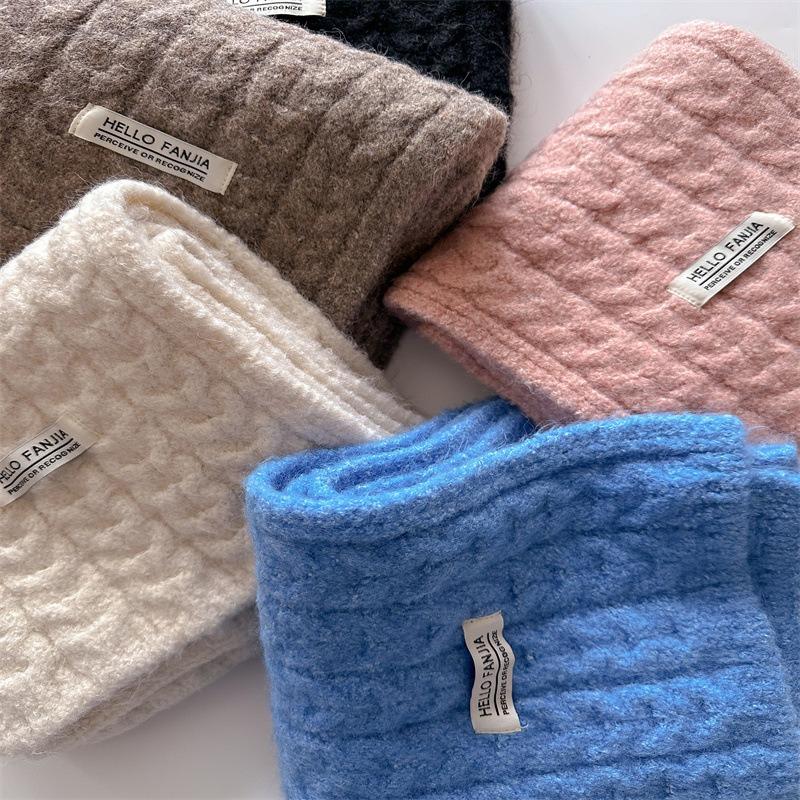 Small twist is a new scarf for women in autumn and winter. It is warm and versatile outside in winter. Solid color knitted neck protection scarf.