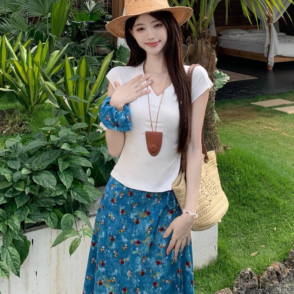 Fashion suit White V-neck short-sleeved T-shirt Women's summer new high-waisted and thin floral skirt two-piece set