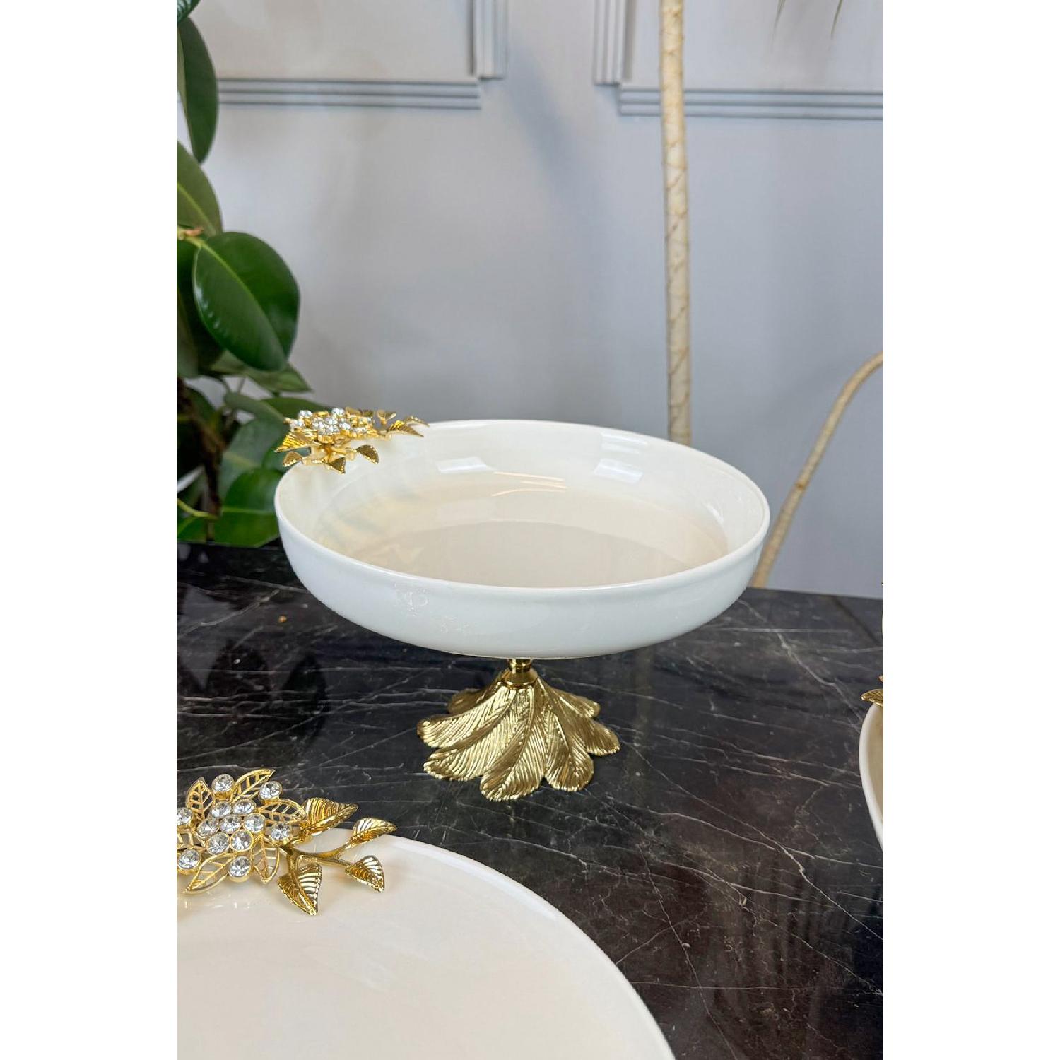 

Bronze Detailed Footed Porcelain Bowl & Salad Serving Bowl золотий