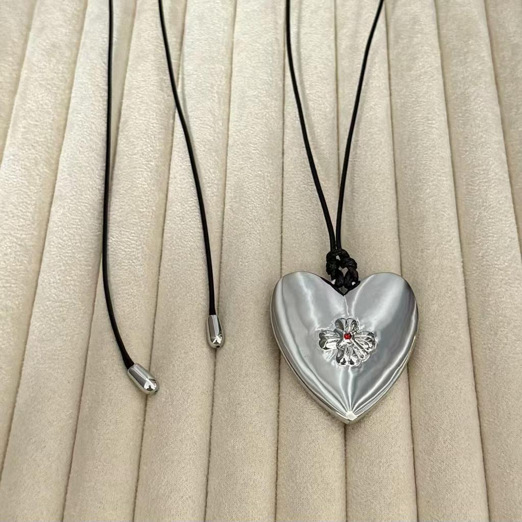 French Elegant Heart Necklace - Chic Pendant with Modern Design, High-End Luxury Sweater Chain