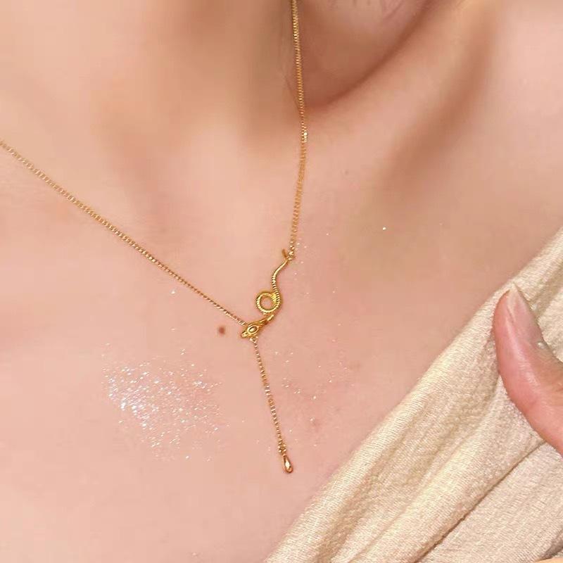 New Spirit Snake Coiled Necklace Female Explosive Fashion Light Luxury Design Personalized Versatile Neck Chain