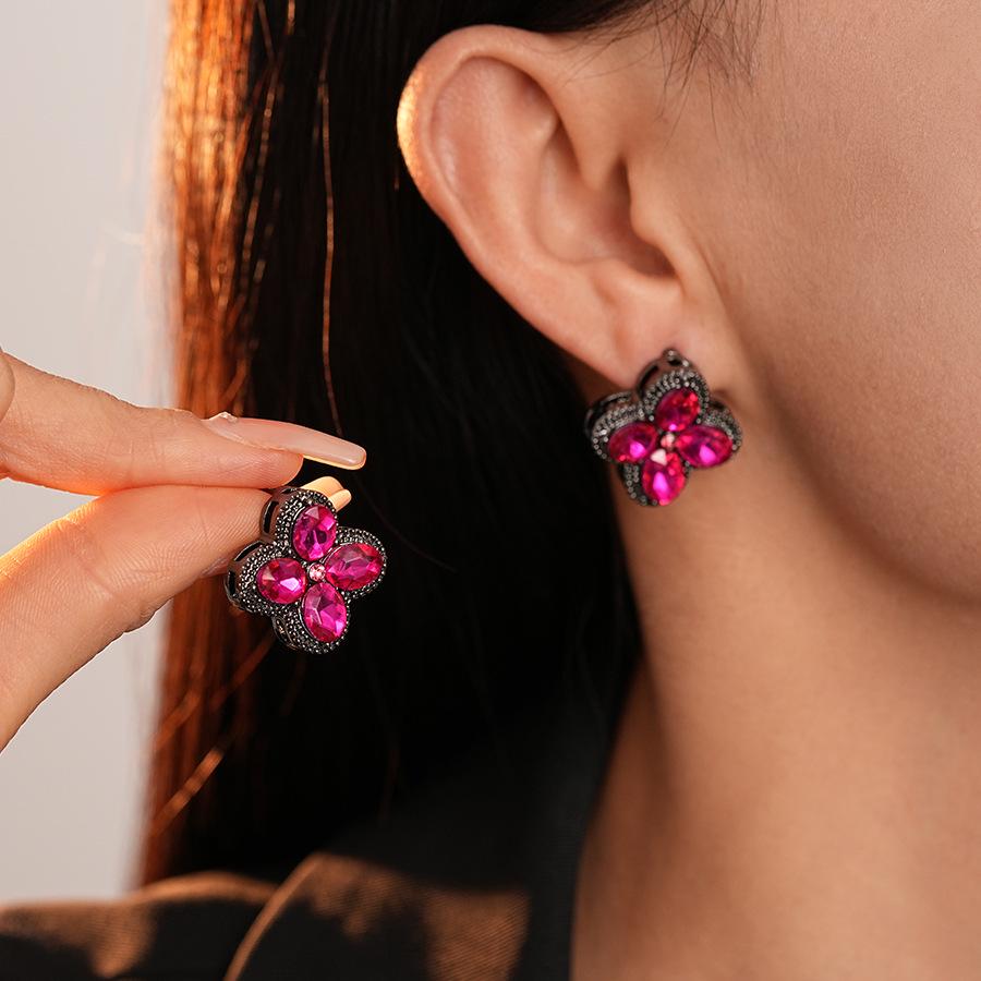 Retro Diamond-Inlaid Silver Four-Leaf Rhombus Stud Earrings - Elegant, Luxurious, High-End Design for Women