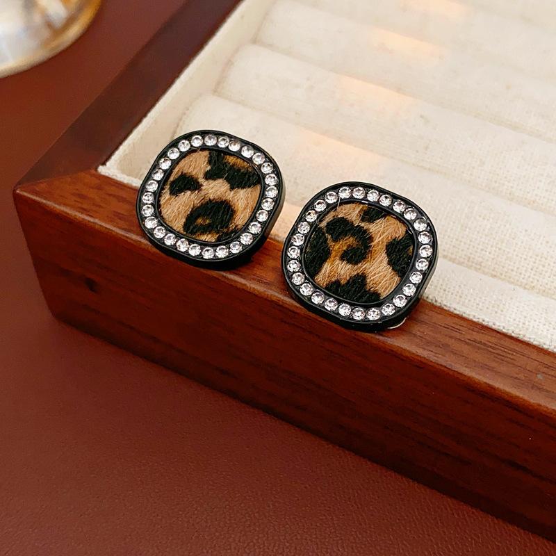 Retro Hong Kong Style Silver Needle Leopard Print Circle Earrings Light Luxury High-end Temperament Earrings Niche Earrings Women