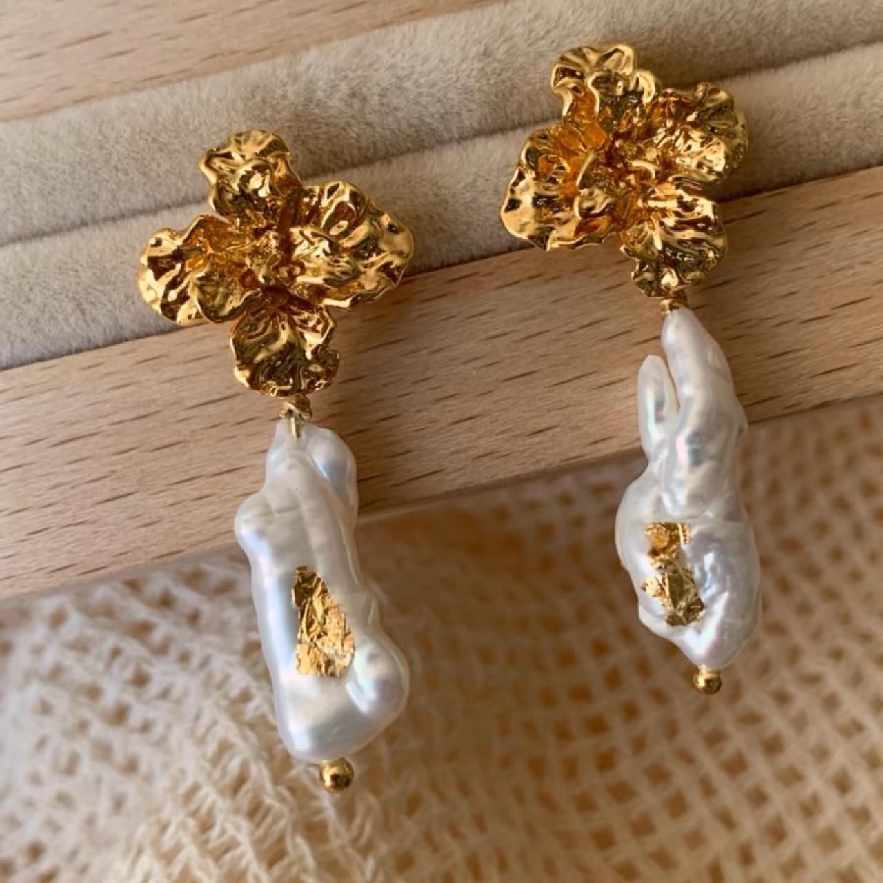 Vintage Baroque exquisite natural pearl earrings irregular special-shaped stud earrings niche style fashion trend gold foil Silver needle