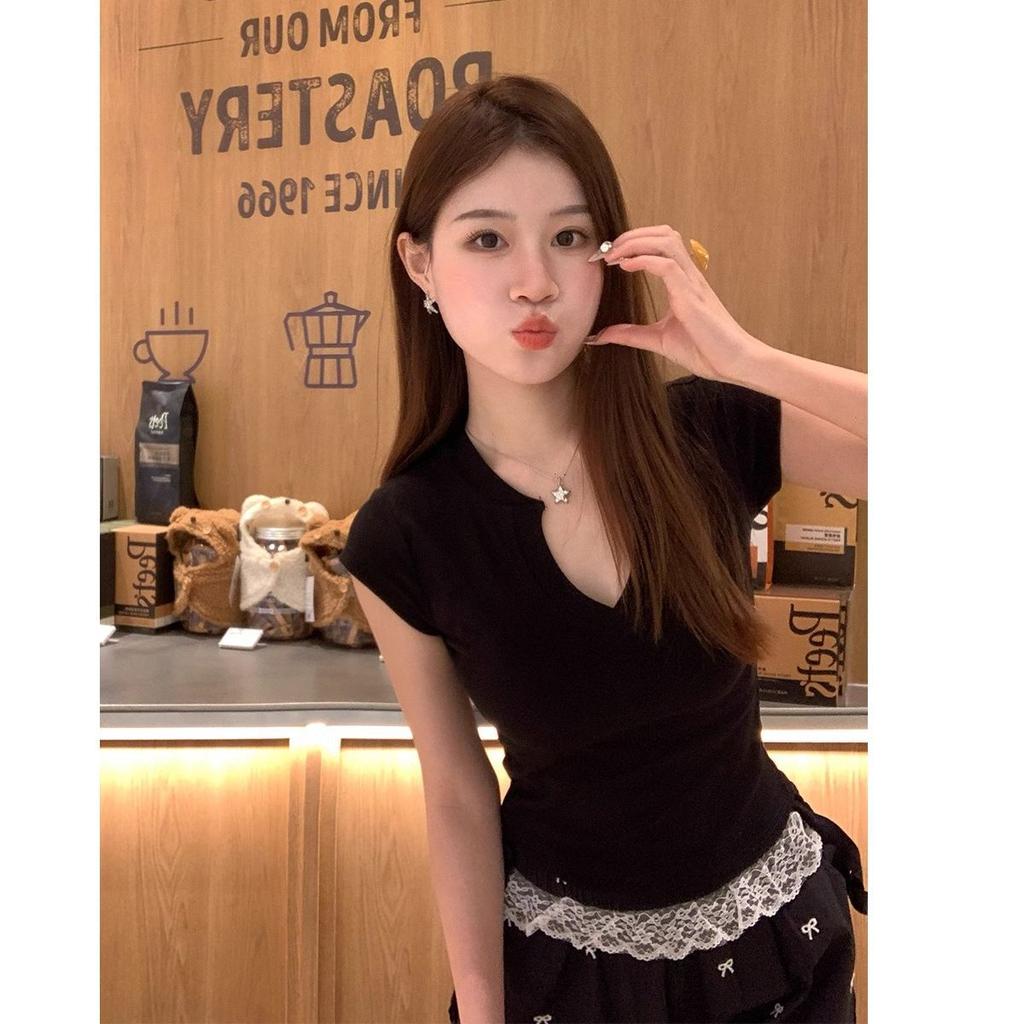 Design-Schulter Reiner Stil Kleines V-Ausschnitt Kurzarm T-Shirt für Damen Sommer Neue Modische und Schicke Oberteile