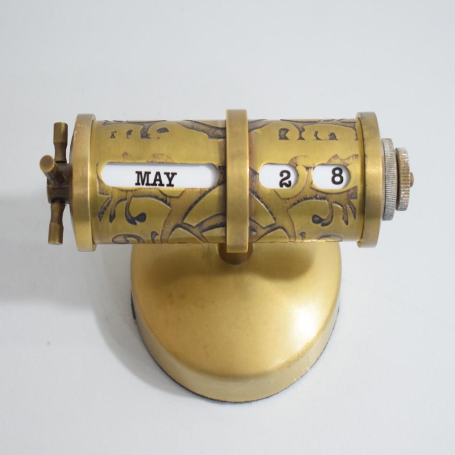 

Винтажный латунный вечный настольный календарь – ручная работа, полностью функциональный, высота 10 см как