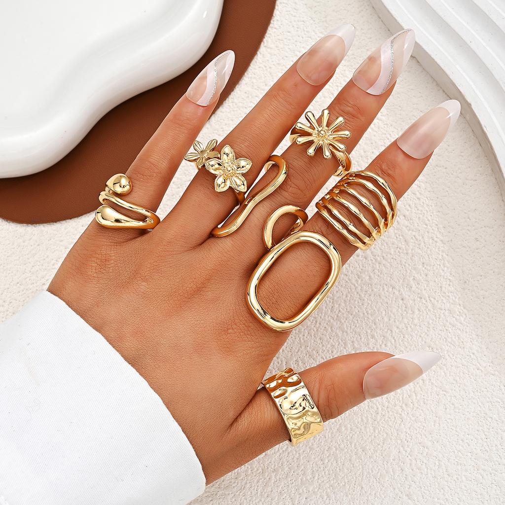 7 Pcs Gold Metal Ring Set for Women Starfish Shell Geometric Flower Knuckle Rings Vintage Daily Stackable Fashion Jewelry Gifts